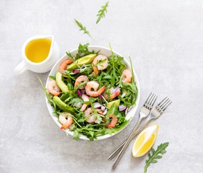 Salade composée avec avocat, crevettes et pomelo, un des fruits et légumes de saison en mars.