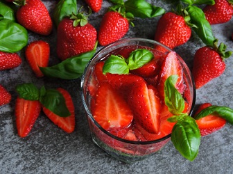 Salade de fraises au basilic, une délicieuse recette facile et rapide avec un fruit de saison en mai.