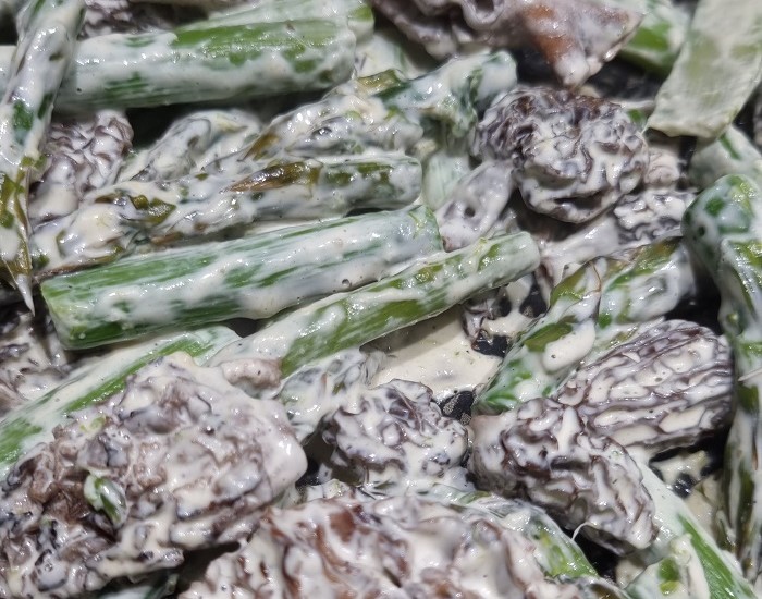Recette de poêlée d'asperges vertes aux morilles, facile et rapide à intégrer dans un programme de rééquilibrage alimentaire.