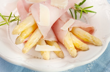 Repas équilibré composé d'asperges sauce mousseline, jambon blanc et pain.