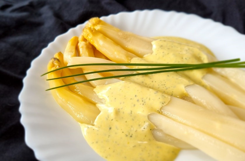 Sauce mousseline pour asperges : une recette facile et rapide à intégrer dans un programme de rééquilibrage alimentaire.