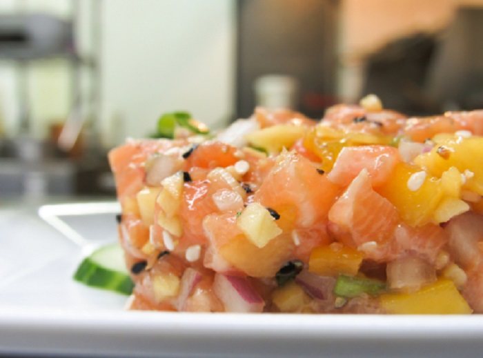 Tartare de saumon avocat mangue : une recette facile et délicieuse à intégrer dans un programme de rééquilibrage alimentaire.