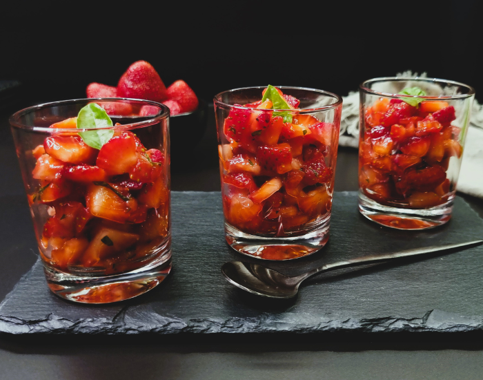 Dessert original : verrine fraise - basilic Diététique et Délices : une recette facile et rapide à intégrer dans un programme de rééquilibrage alimentaire.
