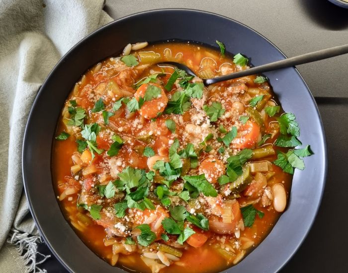 Minestrone, soupe italienne Diététique et Délices : une recette facile et rapide à intégrer dans un programme de rééquilibrage alimentaire.